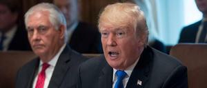 Im Abseits: der ehemalige US-Außenminister Rex Tillerson neben Präsident Donald Trump.