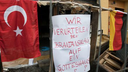 Ein Plakat vor der Koca Sinan Moschee in Berlin-Reinickendorf.