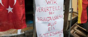 Ein Plakat vor der Koca Sinan Moschee in Berlin-Reinickendorf.