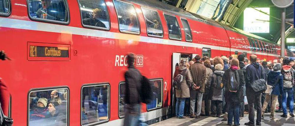 Für Pendler ein gewohntes Bild: Im Berufsverkehr sind die Regionalzüge mehr als ausgelastet.