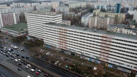 Im neun- bis elfgeschossigen Flachdachbau saßen auch Abteilungen des Ministeriums für Staatssicherheit.
