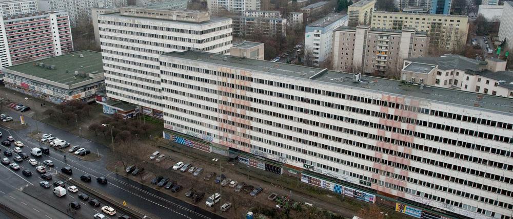 Im neun- bis elfgeschossigen Flachdachbau saßen auch Abteilungen des Ministeriums für Staatssicherheit.