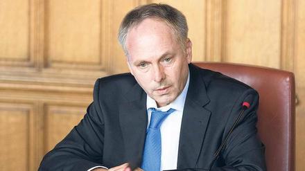 Prozessbeobachter nehmen ihn als gebrochenen Mann wahr.