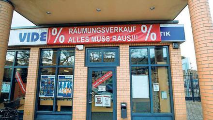 Alles muss raus. Die Videoworld-Filiale in Berlin-Zehlendorf verkauft ihre letzten Bestände an die Kunden. 