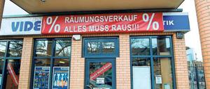 Alles muss raus. Die Videoworld-Filiale in Berlin-Zehlendorf verkauft ihre letzten Bestände an die Kunden. 