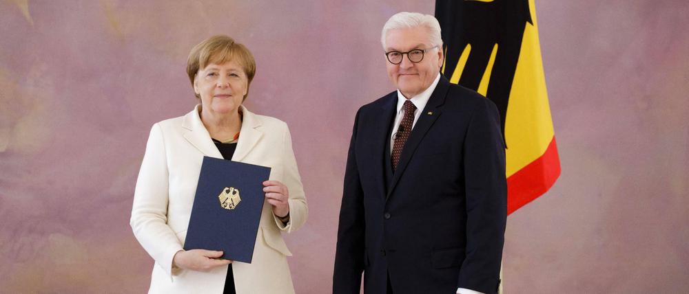 Bundeskanzlerin Angela Merkel, CDU, erhält im Schloss Bellevue die Ernennungsurkunde von Bundespräsident Frank-Walter Steinmeier.