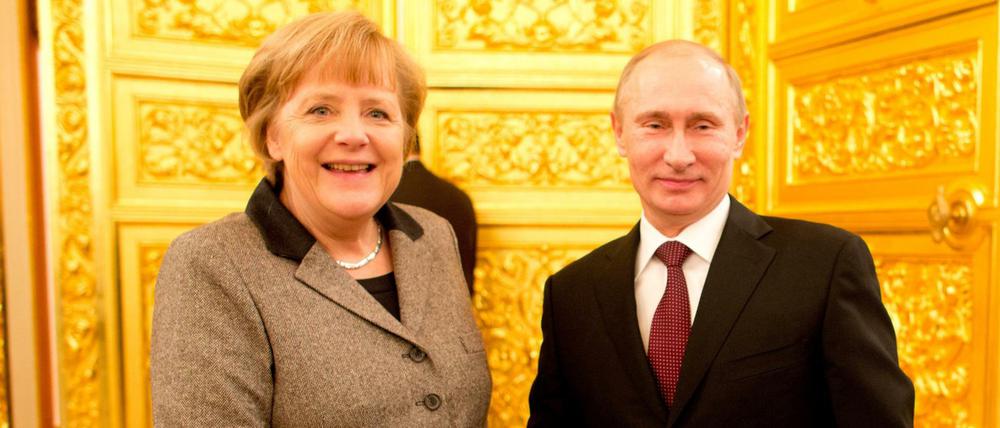 Bundeskanzlerin Angela Merkel (CDU) wird im Kreml von Wladimir Putin, Präsident Russlands, bei den 14. deutsch-russischen Regierungskonsultationen begrüßt.