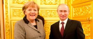 Bundeskanzlerin Angela Merkel (CDU) wird im Kreml von Wladimir Putin, Präsident Russlands, bei den 14. deutsch-russischen Regierungskonsultationen begrüßt. 