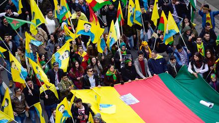 Kurdische Demonstranten beim Newroz-Fest in Hannover im Jahr 2016. Auch dieses Jahr ist dort für den 16. März eine Massenkundgebung angekündigt. Einen Tag später wird in Berlin gefeiert.