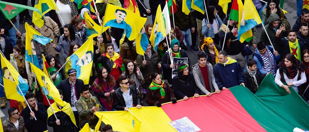 Kurdische Demonstranten beim Newroz-Fest in Hannover im Jahr 2016. Auch dieses Jahr ist dort für den 16. März eine Massenkundgebung angekündigt. Einen Tag später wird in Berlin gefeiert.