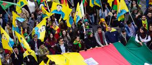 Kurdische Demonstranten beim Newroz-Fest in Hannover im Jahr 2016. Auch dieses Jahr ist dort für den 16. März eine Massenkundgebung angekündigt. Einen Tag später wird in Berlin gefeiert.
