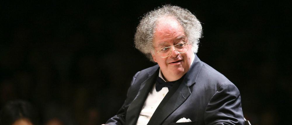Der Dirigent James Levine.