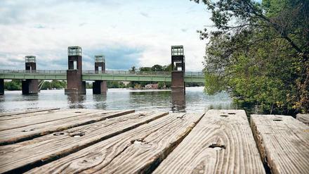 Die Spandauer Seebrücke in der „Wasserstadt“. Bausenatorin Lompscher will dort Sozialwohnungen errichten.