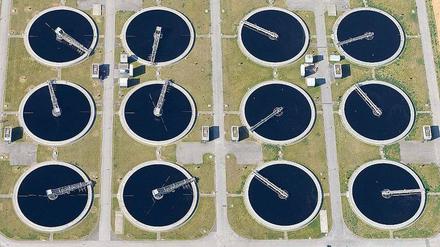 Klärbares Problem. In Kläranlagen werden gefährliche Keime bisher nicht entfernt. Doch die Technologie dafür existiert: Eine zusätzliche Klärstufe könnte Bakterien nahezu vollständig entfernen – auch die mehrfach resistenten.