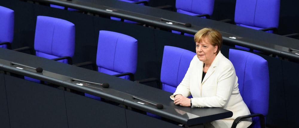 Frisch vereidigt. Angela Merkel hat am Mittwoch als Bundeskanzlerin auf der Regierungsbank Platz genommen.