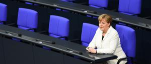 Frisch vereidigt. Angela Merkel hat am Mittwoch als Bundeskanzlerin auf der Regierungsbank Platz genommen.