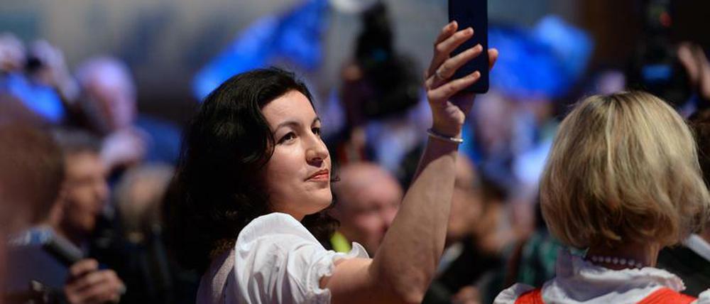 Neue Formen der Kommunikation: Staatsministerin Dorothee Bär (CSU) filmt mit ihrem Smartphone.