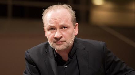 Bestsellerautor Ferdinand von Schirach während des Gesprächs auf der Bühne des Kammermusiksaals.