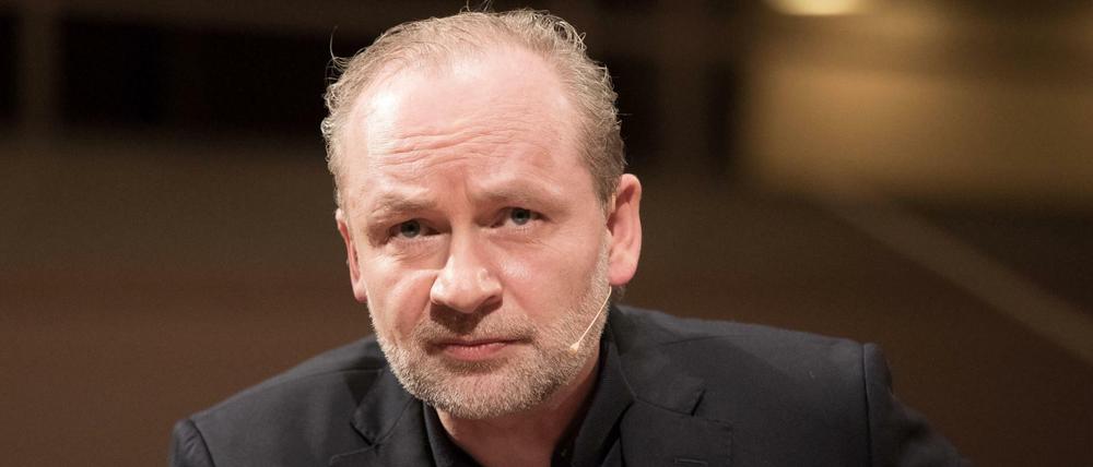 Bestsellerautor Ferdinand von Schirach während des Gesprächs auf der Bühne des Kammermusiksaals.