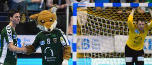 Hans Lindberg und Maskottchen Fuchsi stehen nach Spielende auf dem Feld. 