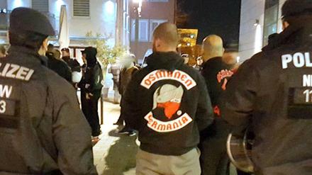 Polizeibeamte beobachten ein Treffen der türkischstämmigen Rockergruppe "Osmanen Germania".