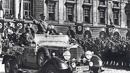 Vor dem Morden. Hitler grüßt in Wien die begeisterte Menge, neben ihm sitzt der österreichische NS-Chef Seyß-Inquart.
