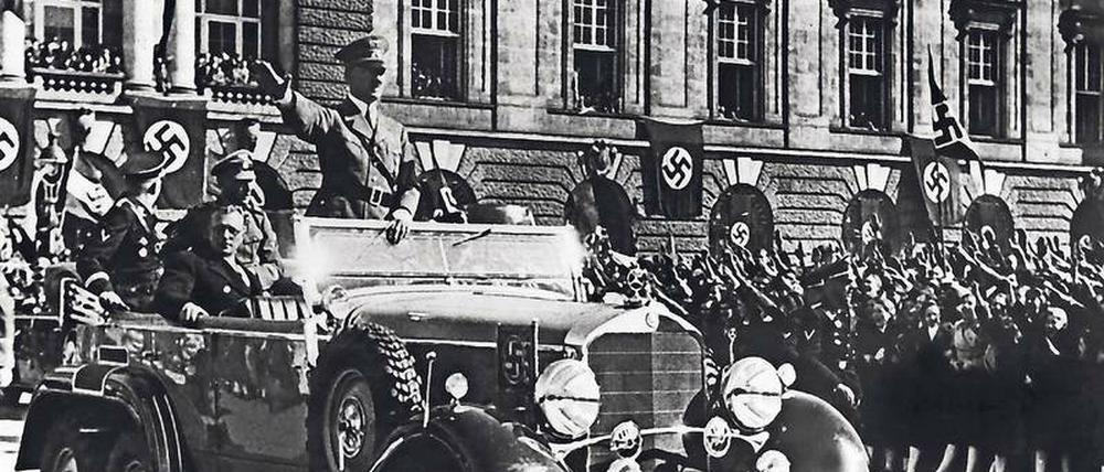 Vor dem Morden. Hitler grüßt in Wien die begeisterte Menge, neben ihm sitzt der österreichische NS-Chef Seyß-Inquart.