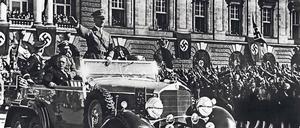 Vor dem Morden. Hitler grüßt in Wien die begeisterte Menge, neben ihm sitzt der österreichische NS-Chef Seyß-Inquart.