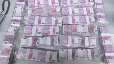Täuschend echt: Ein Frankfurter hat die Bündel mit Euro-Spielgeld im Polizeipräsidium von Frankfurt am Main abgegeben.