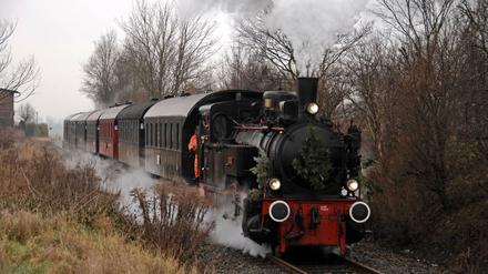 2008 befuhr die historische Dampflok "Ampflwang" die Strecke der Heidekrautbahn am ehemaligen Bahnhof Blankenfelde.