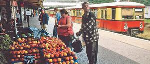 Esst mehr Obst. Frische Früchte an der Bahnsteigkante.