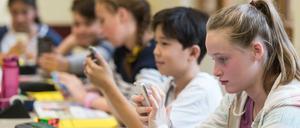 Smartphones und Handynachrichten gehören zum Alltag von Schülerinnen und Schülern.