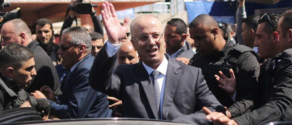 Neben einem Konvoi des palästinensischen Ministerpräsidenten Rami Hamdallah ist am Dienstag ein Sprengsatz detoniert.