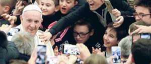 Neue Medien. Kein Papst vor Franziskus war so in den sozialen Netzwerken präsent – nicht nur was die Bilder vom Pontifex angeht.