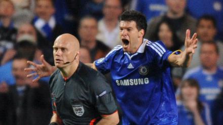 Hey Schiri! Michael Ballack kann es nicht fassen, dass Tom Henning Övrebö nicht auf Elfmeter für Chelsea entschieden hat. 