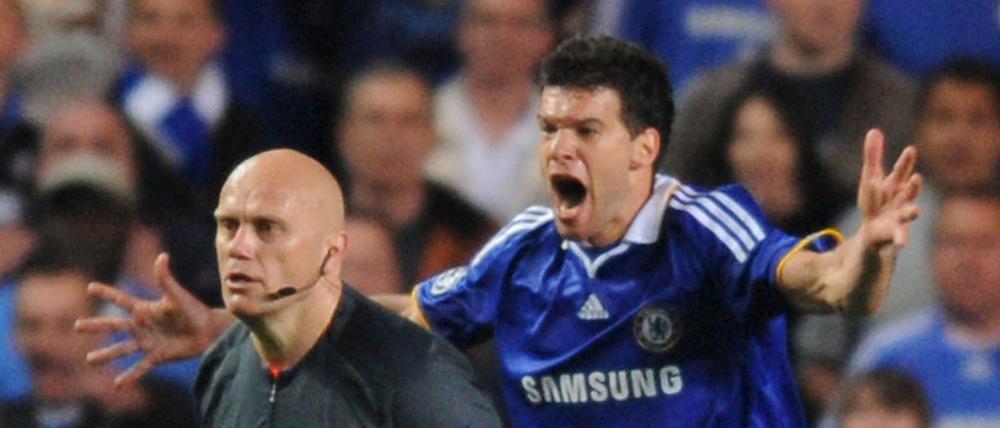 Hey Schiri! Michael Ballack kann es nicht fassen, dass Tom Henning Övrebö nicht auf Elfmeter für Chelsea entschieden hat. 