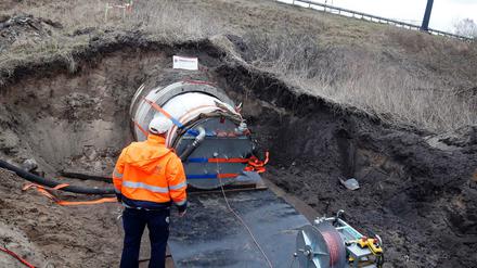 Der Schlauch, der das Rohr verstärkt, ist 85 Meter lang, misst 1,60 Meter und wiegt 10 Tonnen.