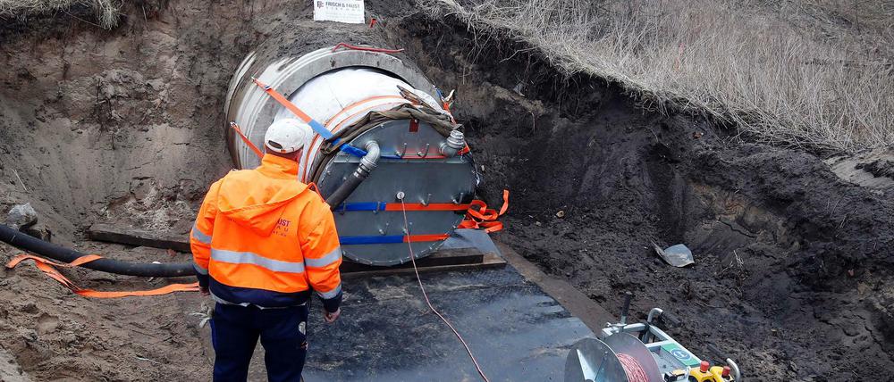 Der Schlauch, der das Rohr verstärkt, ist 85 Meter lang, misst 1,60 Meter und wiegt 10 Tonnen.