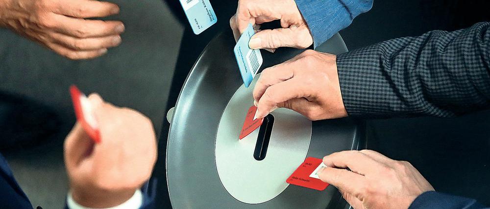 Jeder nur ein Kärtchen: Der Bundestag tritt am Mittwoch zur Wahl der Kanzlerin zusammen.