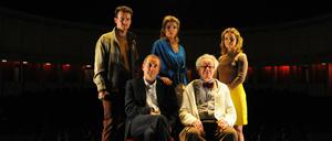 Der Entertainer: Unten Peter Lohmeyer (links) und Werner Rehm, oben von links nach rechts: Nicolas Lehni, Anke Engelke und Johanna Griebel