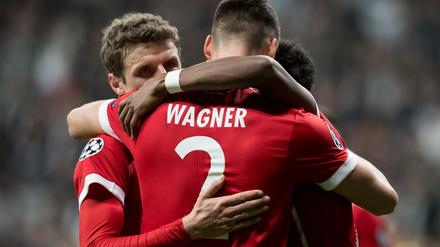 Und noch eins. Sandro Wagner (M) von München jubelt mit Thomas Müller (l) und David Alaba über sein Tor zum 1:3.