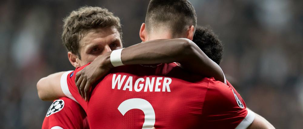 Und noch eins. Sandro Wagner (M) von München jubelt mit Thomas Müller (l) und David Alaba über sein Tor zum 1:3.