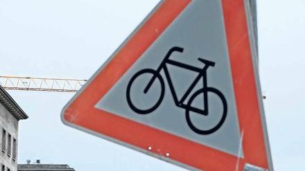 Im Schilderwald. Wo seit 2014 die Fahrradstaffel patrouilliert, sank die Zahl der schweren Radunfälle deutlich. 