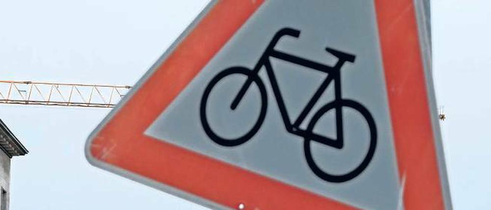 Im Schilderwald. Wo seit 2014 die Fahrradstaffel patrouilliert, sank die Zahl der schweren Radunfälle deutlich. 