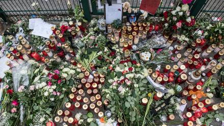 Am Eingang zur Eisschnelllaufhalle an der Konrad-Wolf-Straße wird der ermordeten Keira gedacht.