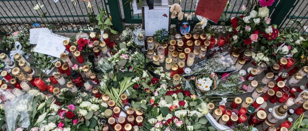 Am Eingang zur Eisschnelllaufhalle an der Konrad-Wolf-Straße wird der ermordeten Keira gedacht.