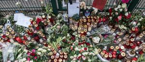Am Eingang zur Eisschnelllaufhalle an der Konrad-Wolf-Straße wird der ermordeten Keira gedacht.