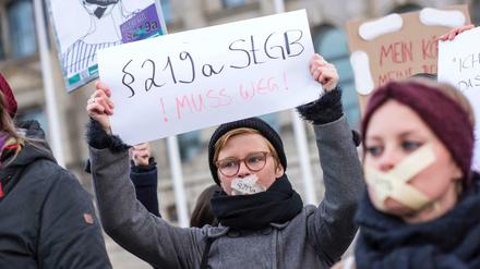 In einer abgestimmten Erklärung hieß es: "Die SPD-Bundestagsfraktion wird ihren Gesetzentwurf zu §219a StGB jetzt nicht zur Abstimmung stellen".