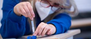 Eine Schülerin führt einen Corona-Test durch.