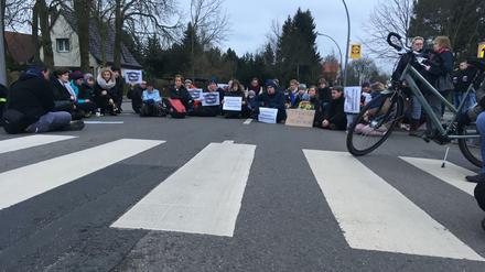 An der Unfallstelle (Waltersdorfer Straße) setzten sich die Teilnehmer für eine Schweigeminute auf die Straße.